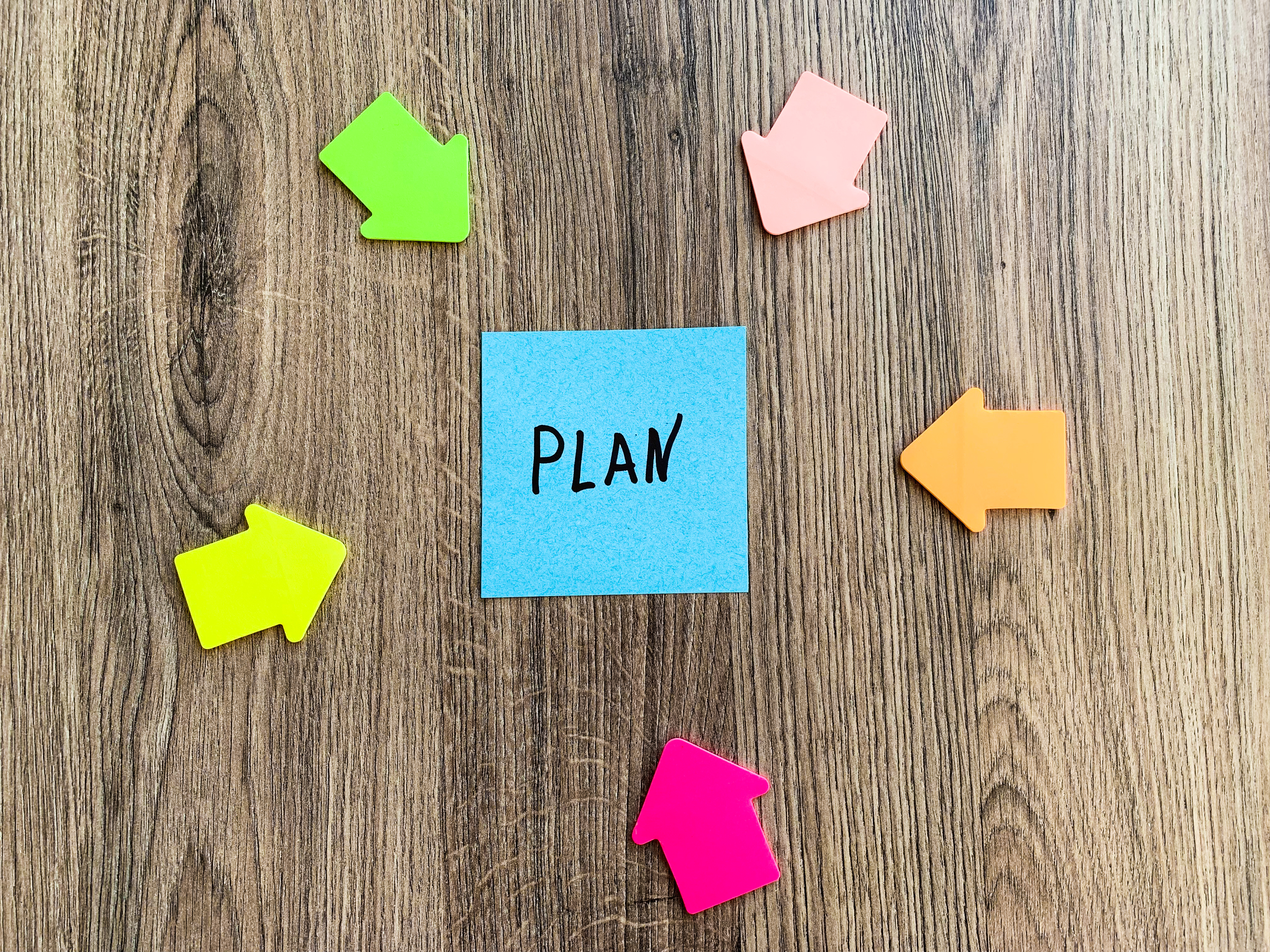 sticky note with the word "plan"